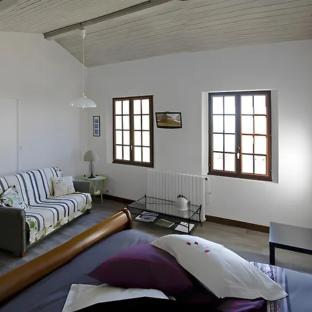 Le Bord De L'eau Nyaraló